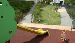 Residencia ancianos madrid Amma Puente de Vallecas. Zona de juegos infantiles en el jardín de la residencia Residencia ancianos madriZona de juegos infantiles en el jardín de la residencia