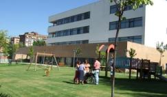 Residencia ancianos madrid Amma Arganzuela. Jardín y zona de juegos infantiles