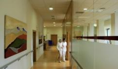 Residencia ancianos navarra Amma Oblatas. Pasillo de la zona de despachos